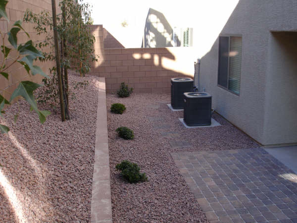 Retaining wall with rocks